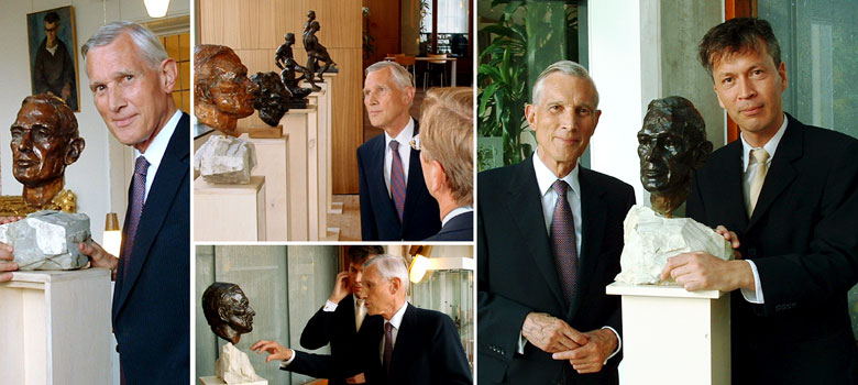 Ben bot en beeldhouwer Dennis J. Coenraad bij het portret van Ben Bot