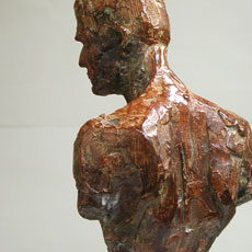 een rug als een verweerde muur